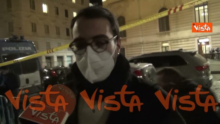 Mattarella bis, le voci dei cittadini davanti Montecitorio dopo la rielezione: “Grazie Presidente”