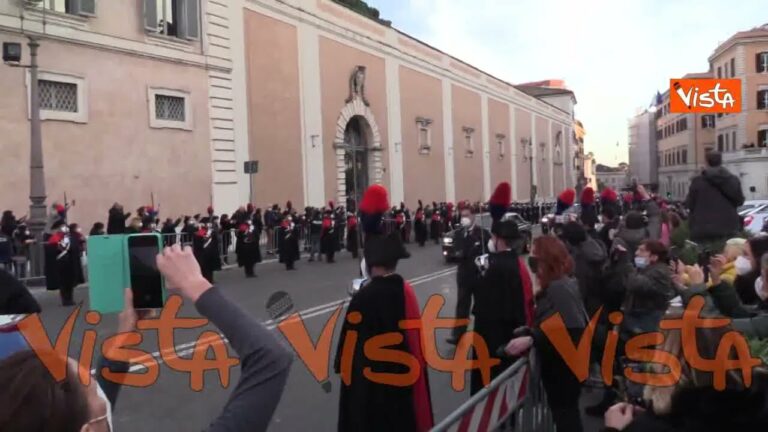 Mattarella e Draghi arrivano al Quirinale sulla Lancia Flaminia scortati dai Corazzieri a cavallo