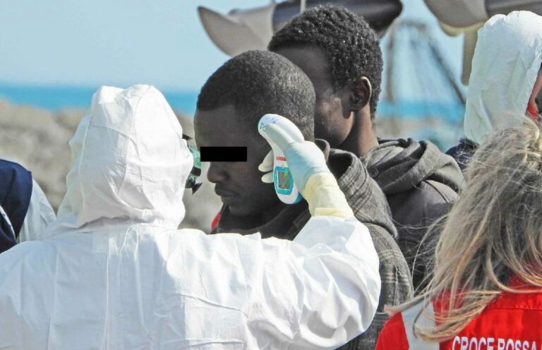 Sbarcano 571 migranti ad Augusta, c’è anche una salma