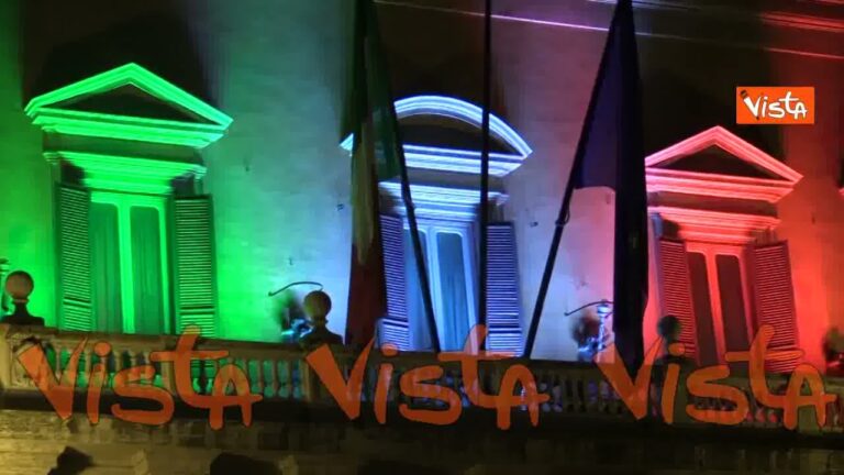 Montecitorio si illumina con il tricolore per il giuramento bis di Mattarella