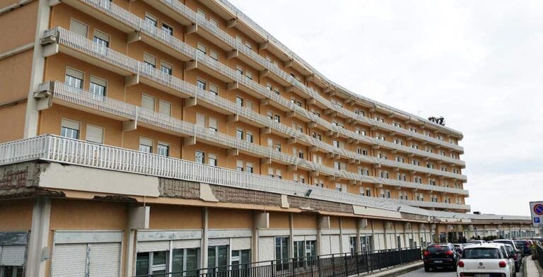 Taormina, giovane precipita dal secondo piano dell’ospedale: è grave