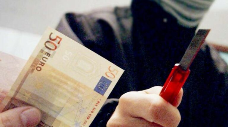 Palermo, minaccia il titolare di un tabacchi con un taglierino e scappa con la refutiva: in corso le indagini