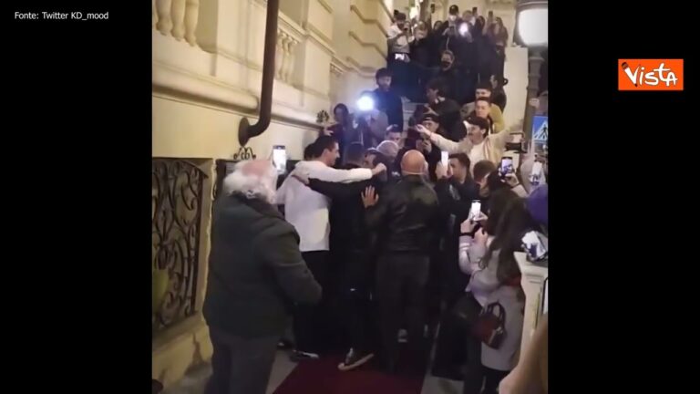 Sanremo, i fan festeggiano Mahmood e Blanco dopo la vittoria al Festival