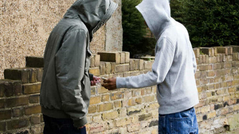 Ragusa, divieto di dimora per 20enne straniero: individuato a spacciare droga