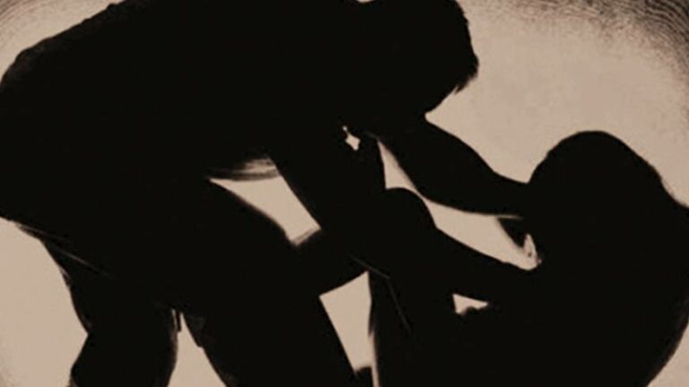 Fa ubriacare una 16enne, poi tenta di violentarla: la madre evita lo stupro