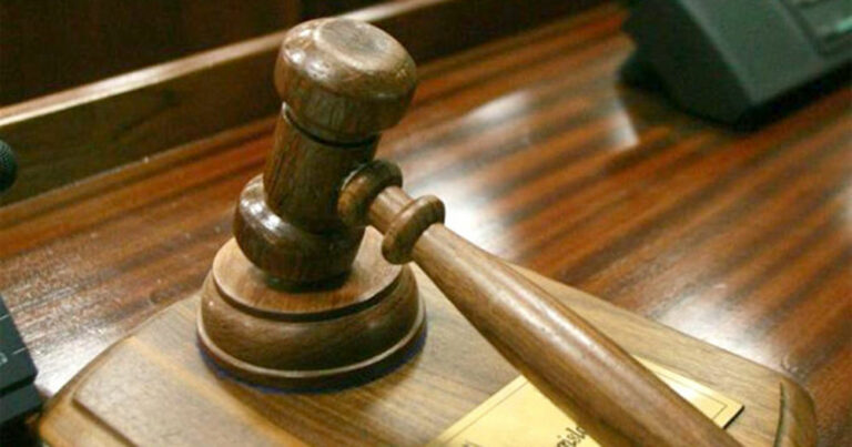 Falso cieco a processo per truffa: aveva la patente e insegnava alla figlia ad andare in bici