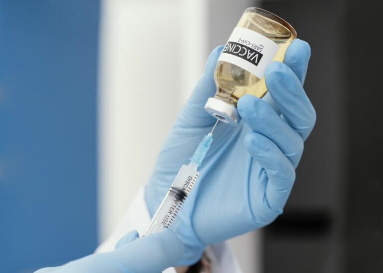 Covid, terza dose perde efficacia dopo 4 mesi: lo studio americano