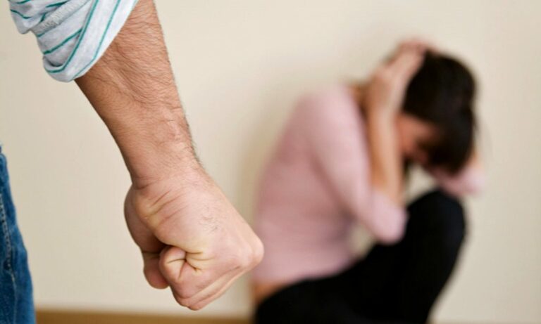 Floridia: stalking e maltrattamenti a moglie e figlio, arrestato dipendente comunale