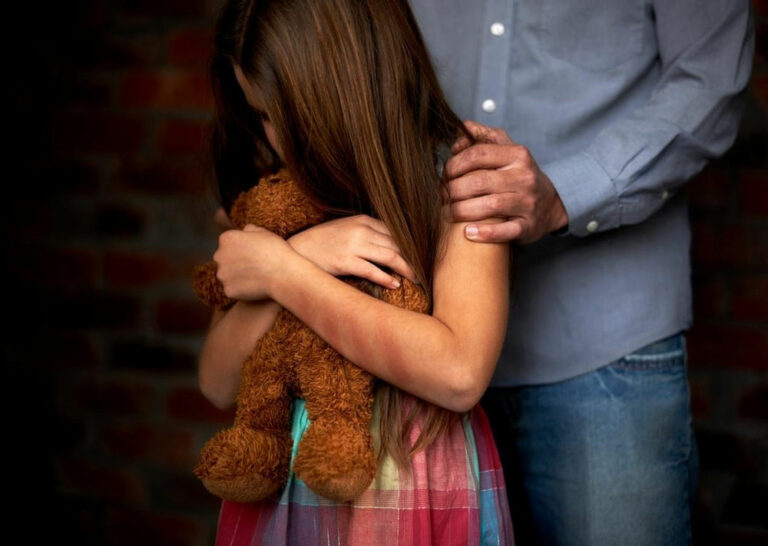 Atti sessuali con la nipotina di 6 anni, arrestato nonno a Sciacca