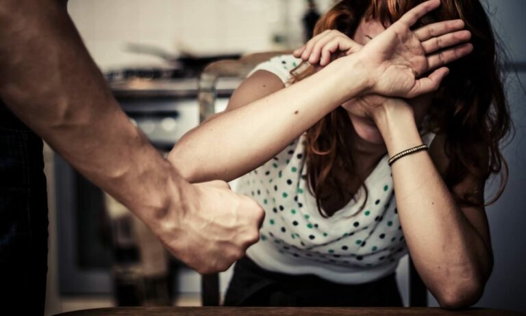 Acireale: perseguita, aggredisce e minaccia l’ex moglie, 36enne arrestato
