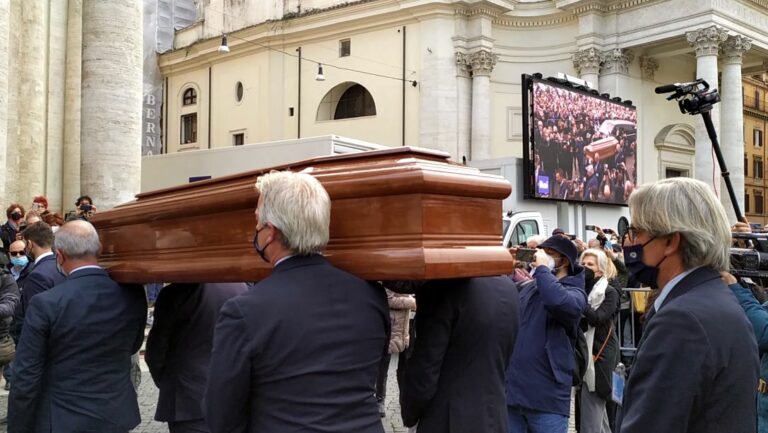 Monica Vitti, l’ultimo saluto nella chiesa degli Artisti Monica Vitti, l’ultimo saluto nella chiesa degli Artisti