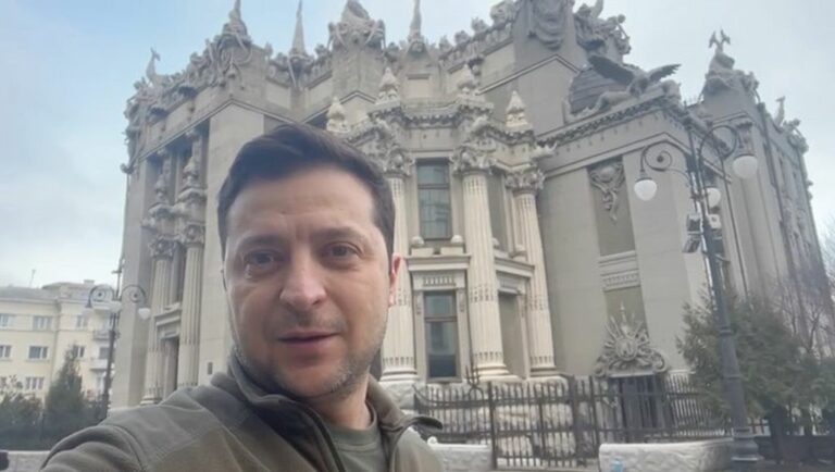 In Ucraina è battaglia, Zelensky rifiuta offerta Usa di evacuare