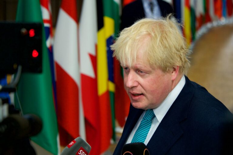 La guerra delle minacce, Johnson: “Putin è uno spacciatore”
