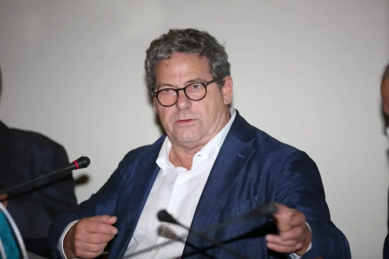 Miccichè-Calenda: volano stracci nel perimetro dei centristi