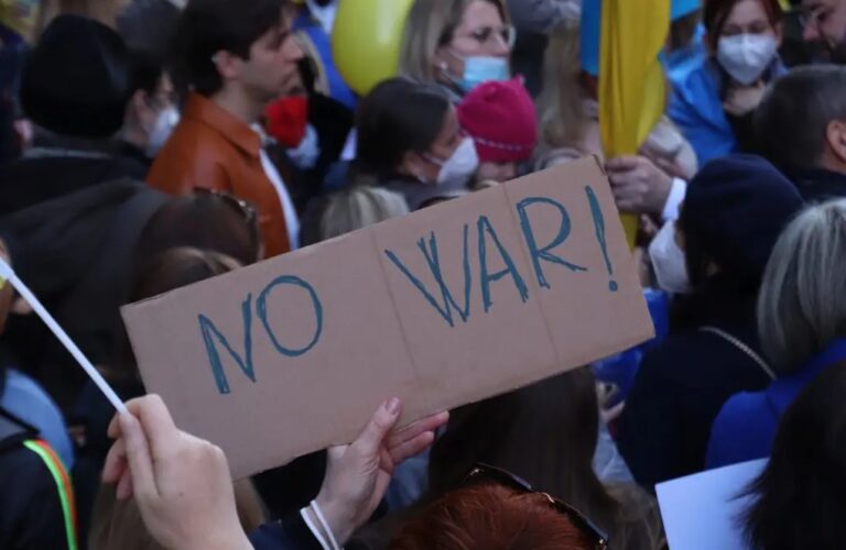 VENTO DI RIVOLTA IN RUSSIA: PROTESTE IN PIAZZA CONTRO PUTIN, 800 ARRESTI