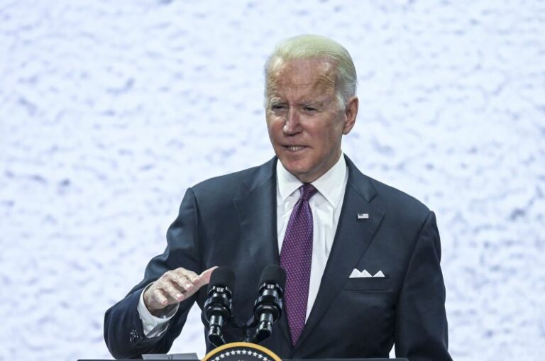 I paracadutisti arrivano a Kharkiv. Biden: “Putin pagherà un prezzo alto”