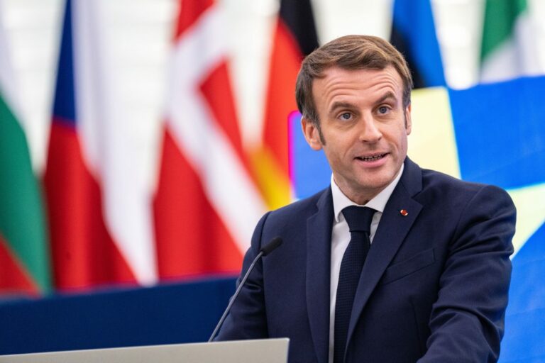 Ucraina, Macron: “Putin ha scelto la guerra, le sue sono bugie”