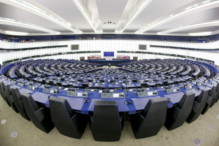 Il Parlamento Ue chiede un giro di vite contro i “passaporti d’oro” Il Parlamento Ue chiede un giro di vite contro i “passaporti d’oro”