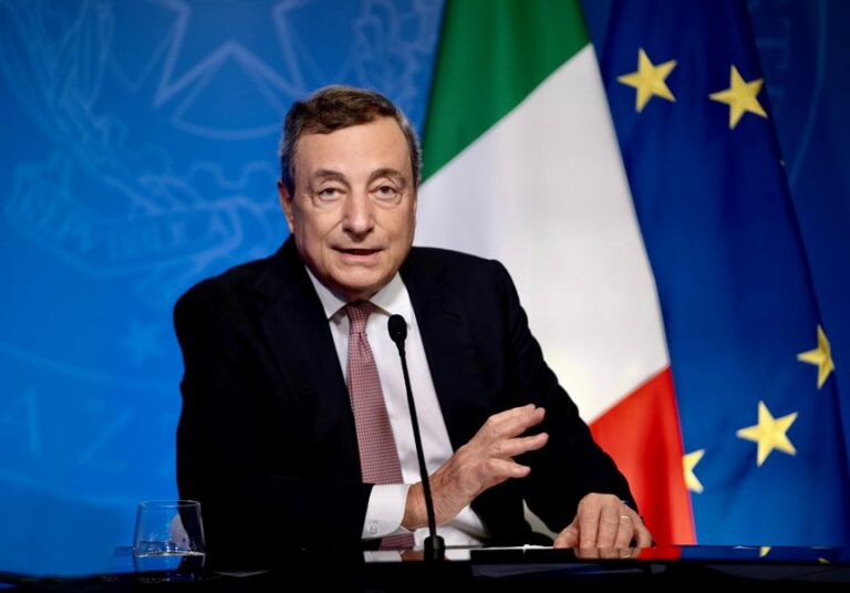 Draghi: “A Versailles un successo, mai vista l’Ue così compatta”