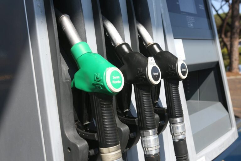 Dal 1 gennaio la benzina aumenta di 18 centesimi