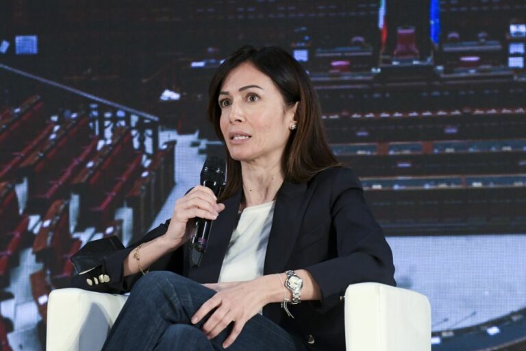 Carfagna: “Sconti alle famiglie e meno accise sulla benzina”