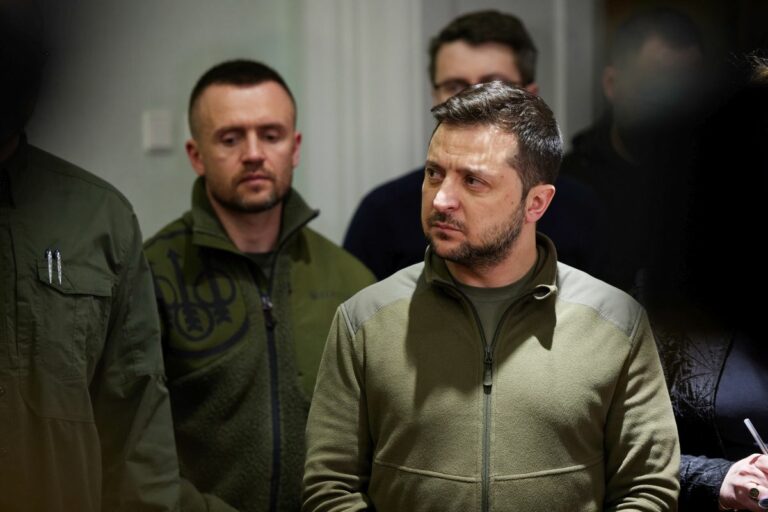 Zelensky invita la Russia a negoziare la pace: “Senza indugio”