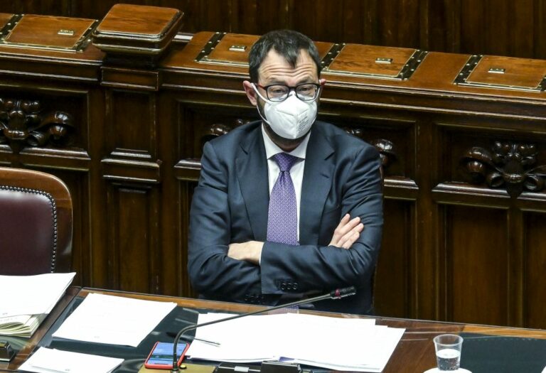 Patuanelli: “Costi Energia non sopportabili, serve debito comune Ue”