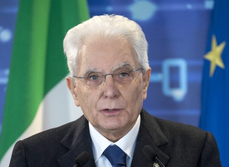 Mattarella: “L’attacco all’Ucraina colpisce le fondamenta della democrazia”