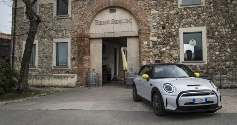 Viaggio a zero emissioni di Mini Electric verso Biosphera 4.0