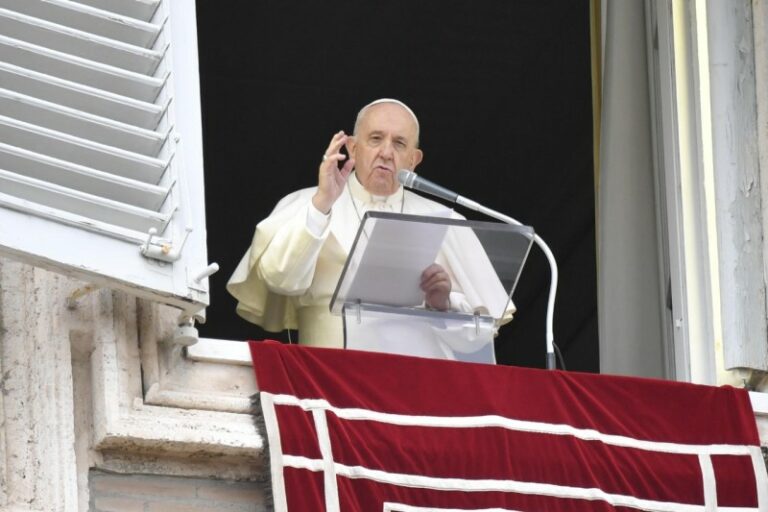 Papa Francesco: “Abolire la guerra prima che cancelli l’uomo dalla storia”