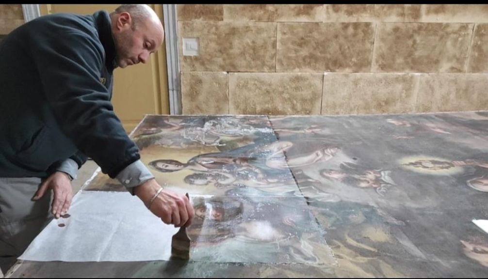 A Palazzo Ciampoli la mostra sui frati cappuccini 1 BORREMANS restauratore al lavoro sul dipinto del convento di Pettineo 3