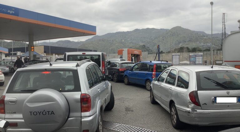 Assalto alla benzina: tutti in coda a Taormina