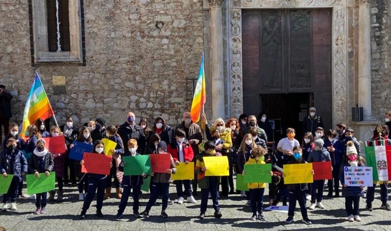 Scuola in piazza: Taormina dice no alla guerra