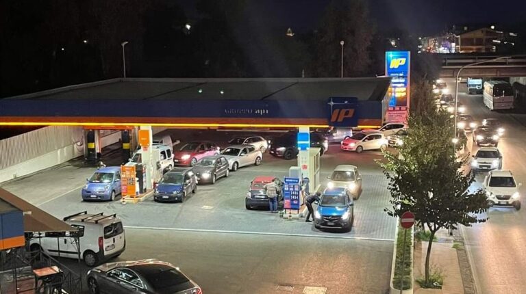 Benzina oltre i 2 euro: a Taormina lunghe code ai rifornimenti