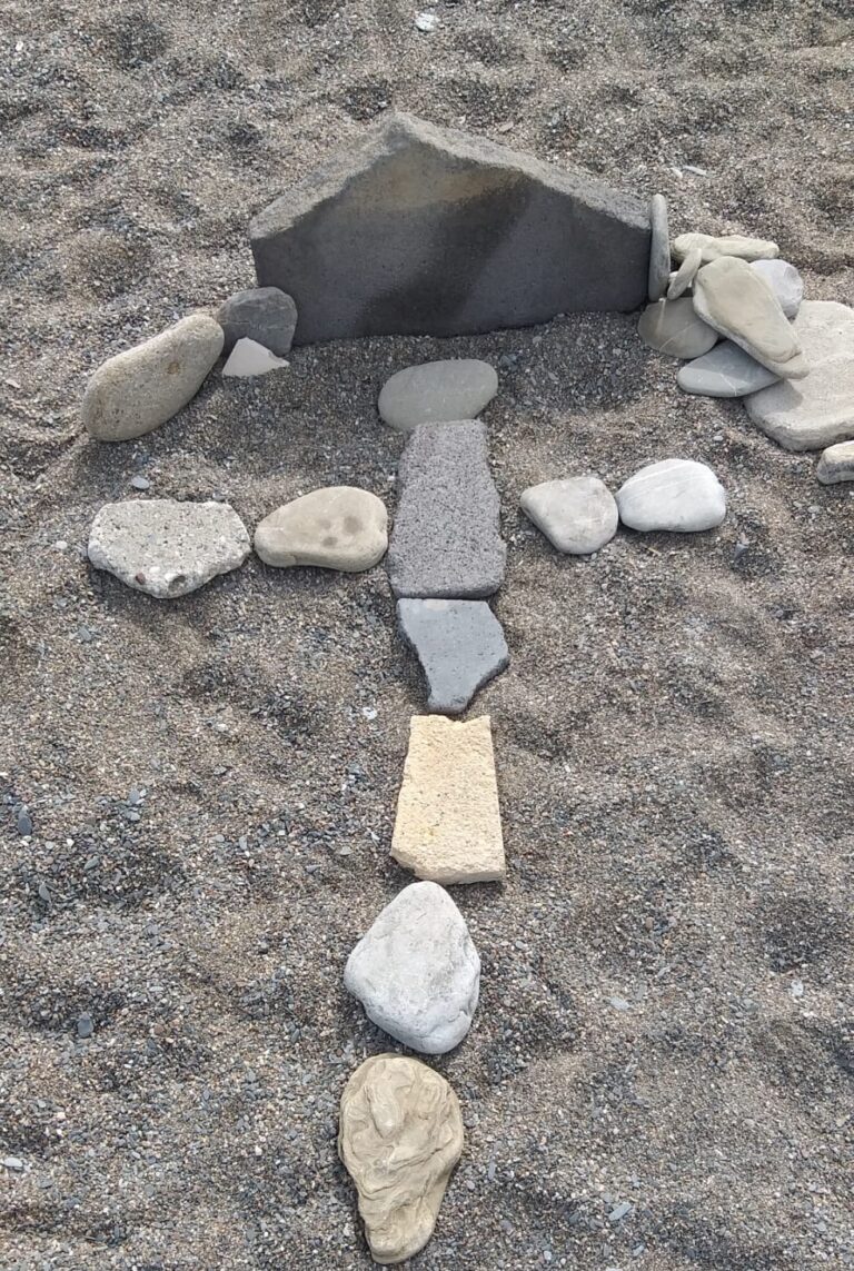 Croci in spiaggia: mistero a Naxos e Taormina
