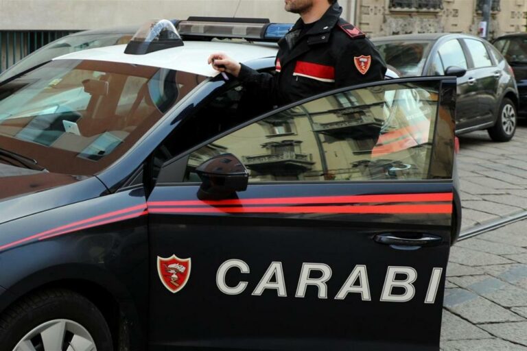 Caltagirone, porta droga e coltello a scuola: alunna denunciata