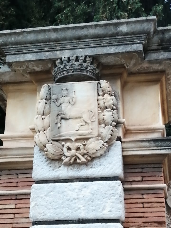 Parco Trevelyan di Taormina: il progetto redatto da Cannizzaro 1 emblema sopra pilastro cancelloDecreto del 11 maggio 1928.
