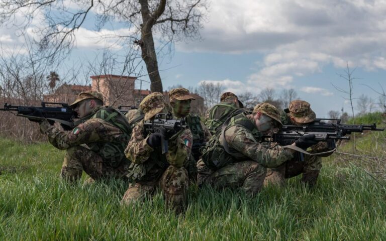 Ucraina, esercito italiano: “Addestrarsi a combattere”. Crisi volge al peggio? Ucraina, esercito italiano: “Addestrarsi a combattere”. Crisi volge al peggio?