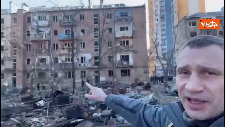 Il sindaco di Kiev tra le macerie dei bombardamenti: “Ci sono anche bambini” (VIDEO)