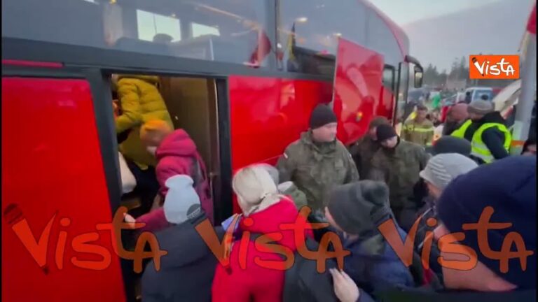 La partenza dei bus di profughi a Medyka