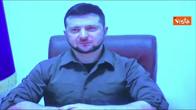 L’applauso per Zelensky collegato con il Parlamento italiano L’applauso per Zelensky collegato con il Parlamento italiano