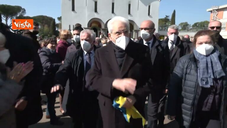 Mattarella riceve a Roma la bandiera dell’Ucraina