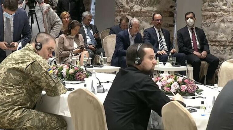 UCRAINA NEUTRALE E RUSSIA VIA DA KIEV: MEZZO PASSO IN AVANTI VERSO LA PACE