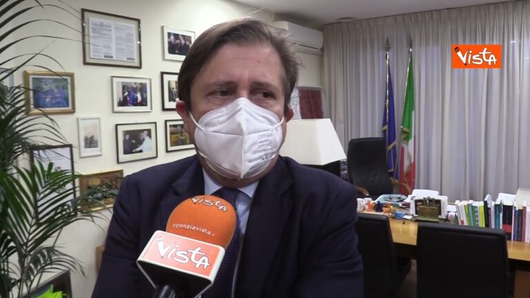 Sileri: “Via le mascherine al chiuso ma progressivamente”