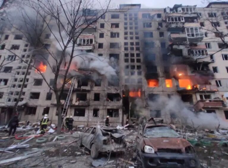 Bombe sullo stabilimento aereo e un palazzo a Kiev. Attesi nuovi negoziati