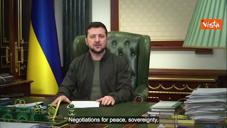 Zelensky: “Lavoriamo in silenzio per la pace”