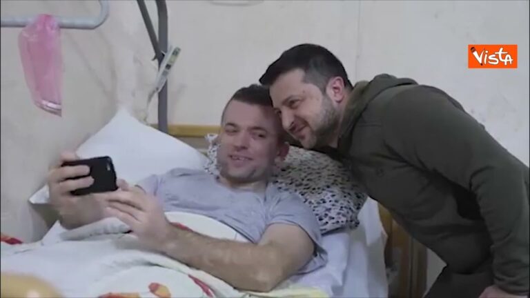 Zelensky visita soldati feriti: “Guarite presto”