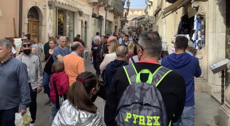 Taormina presa d’assalto: comincia l’estate della ripresa