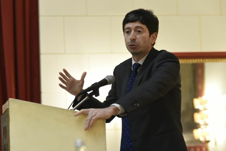 Covid, Speranza: “Giusto uscire dall’emergenza ma serve ancora prudenza”