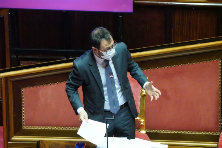 Governo, Patuanelli: “Lealtà significa anche dire cosa non va bene”